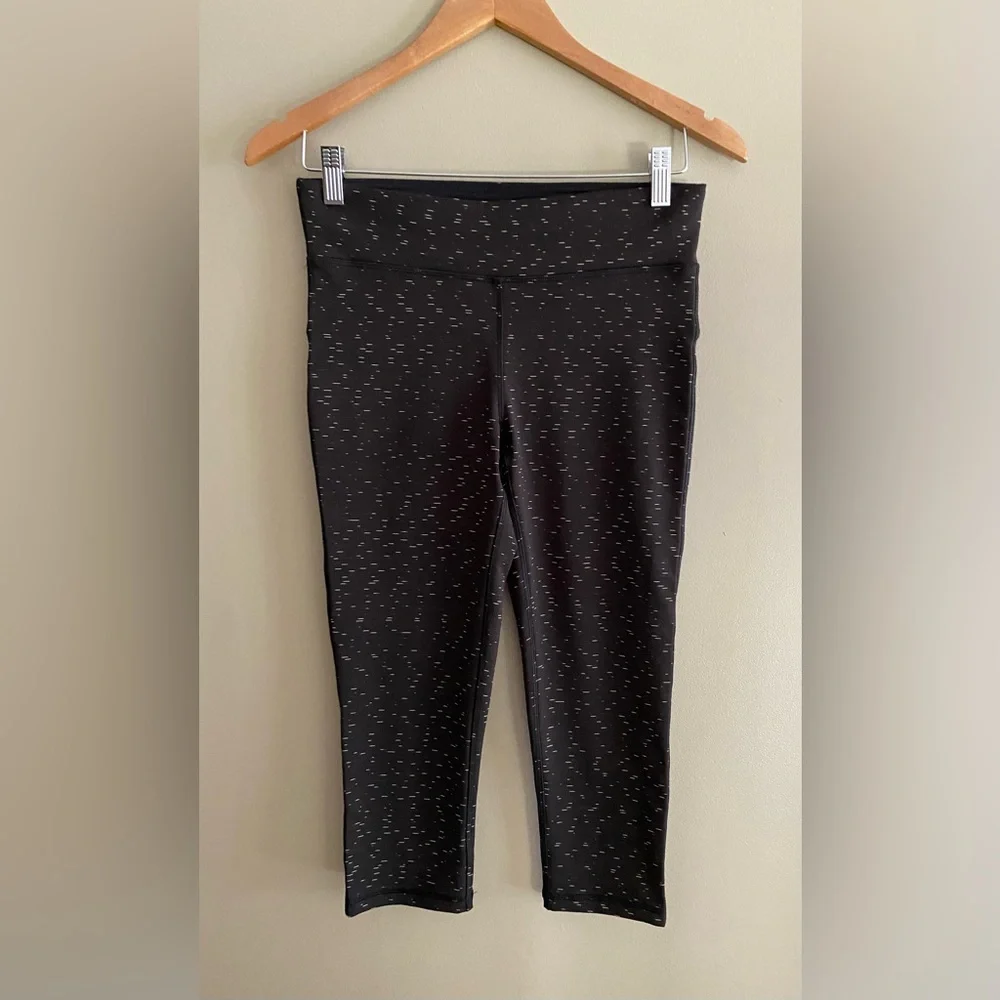 Xersion: Black Forted Capris Leggings with Brushed White Detail